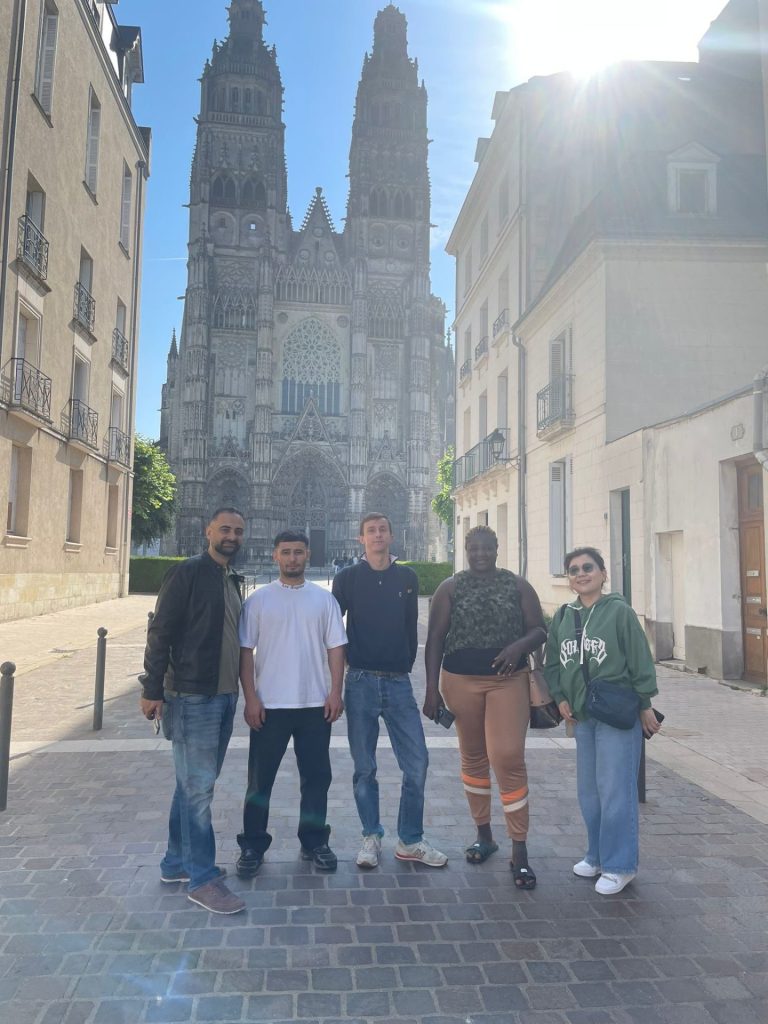 Stagiaires KODIKO devant la cathédrale